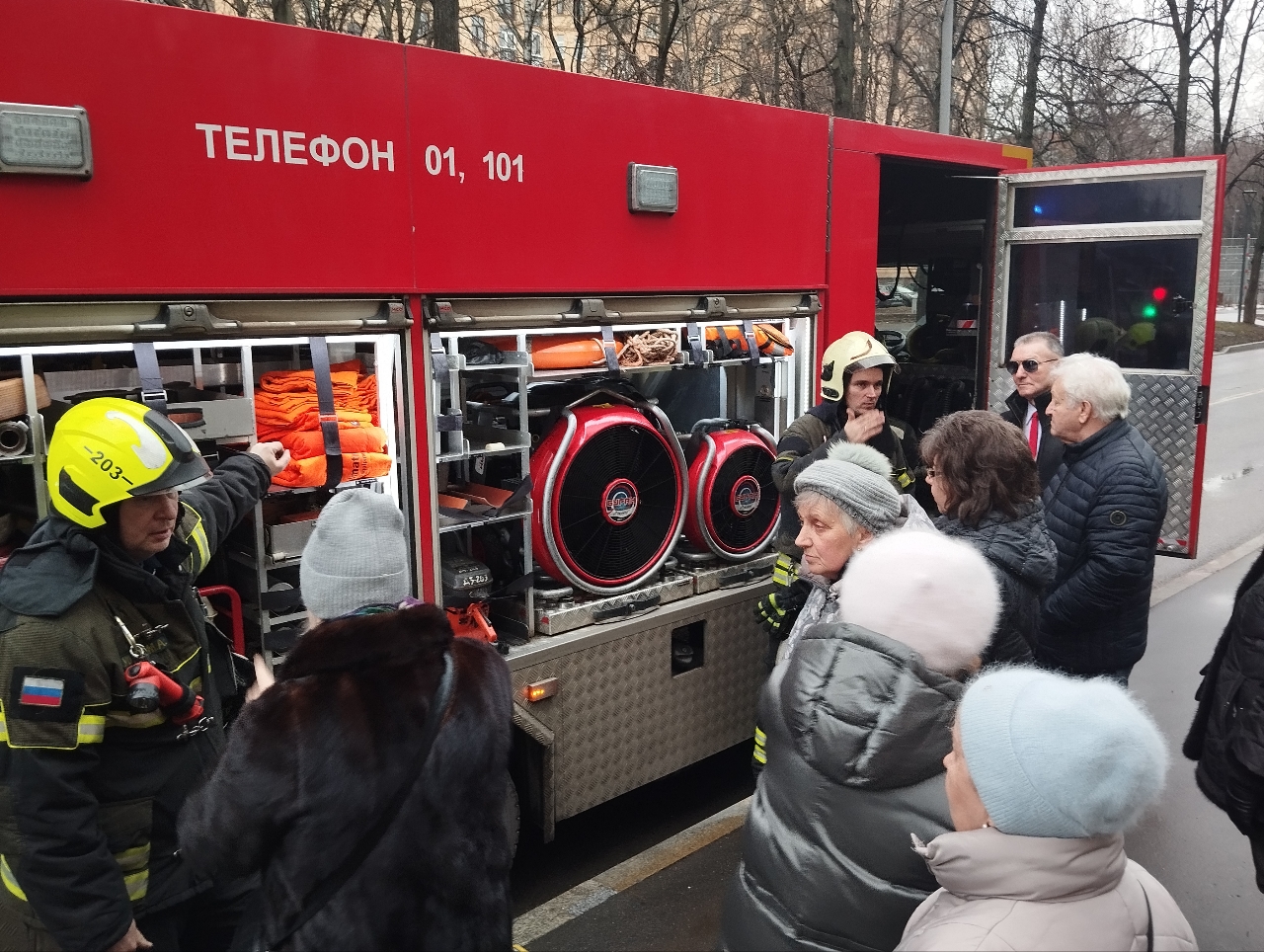 Показали пожарно-техническое вооружение жителям
