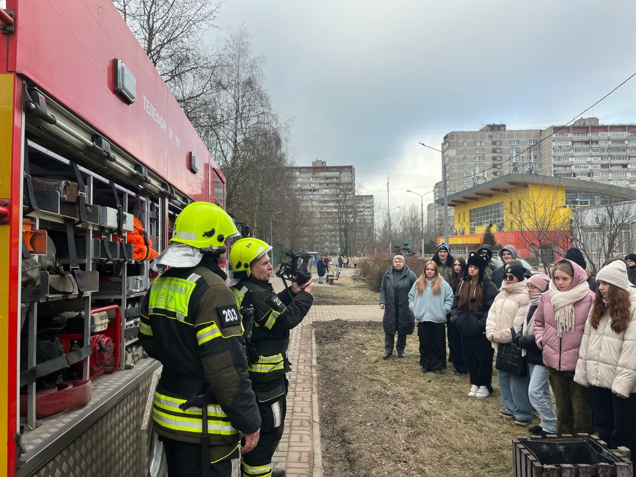 Огнеборцы рассказали жителям про технику спасения