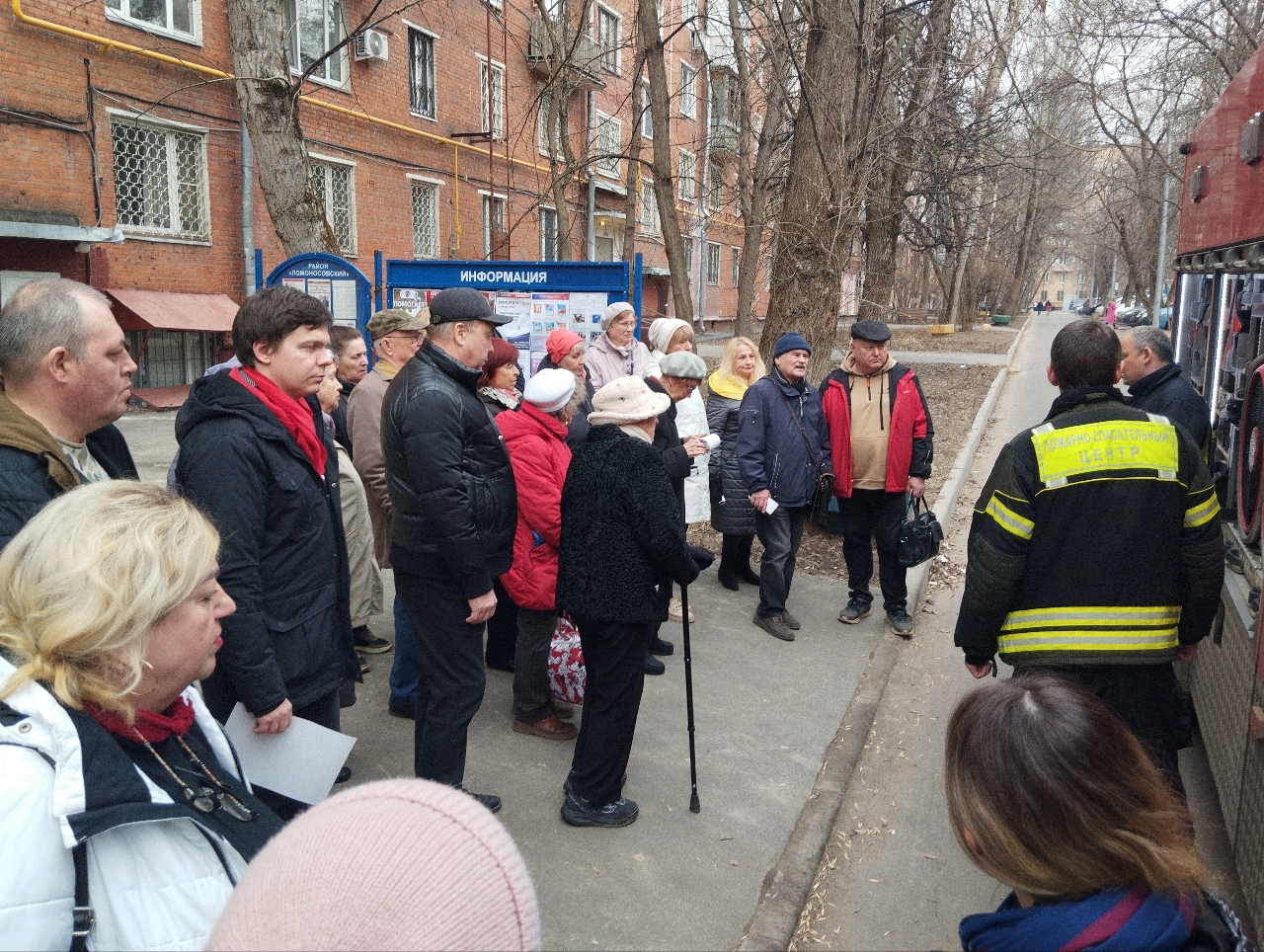 Пожарные рассказывабт жителям про спецтехнику