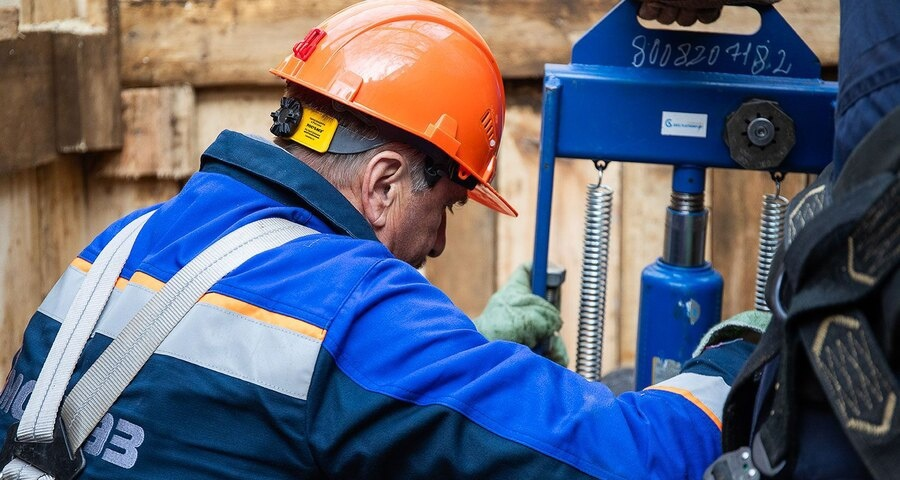 Сотрудник МОСГАЗ за работой