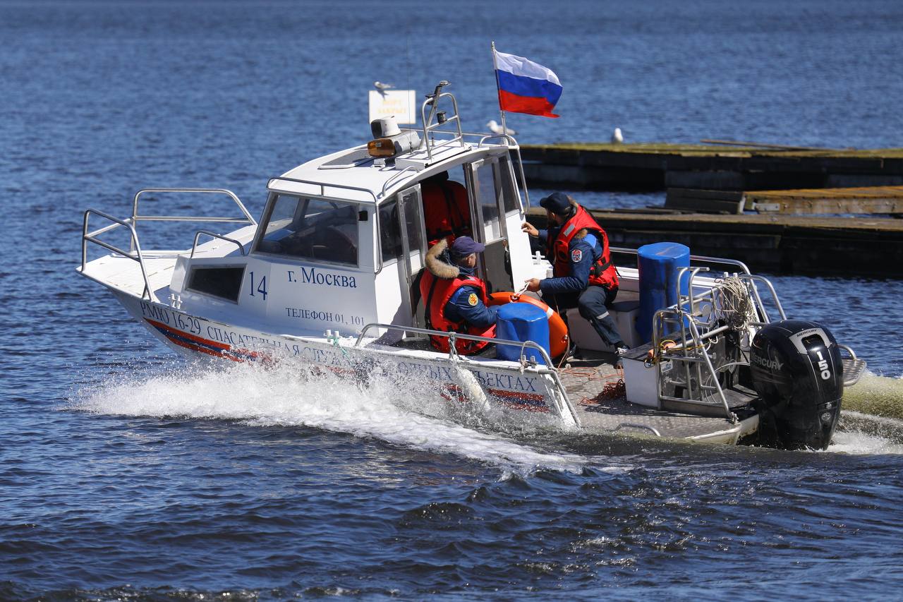 Спасатели на лодке