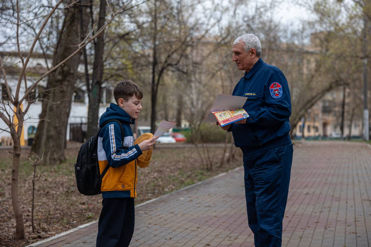 Инструктаж школьника сотрудником ГОЧС