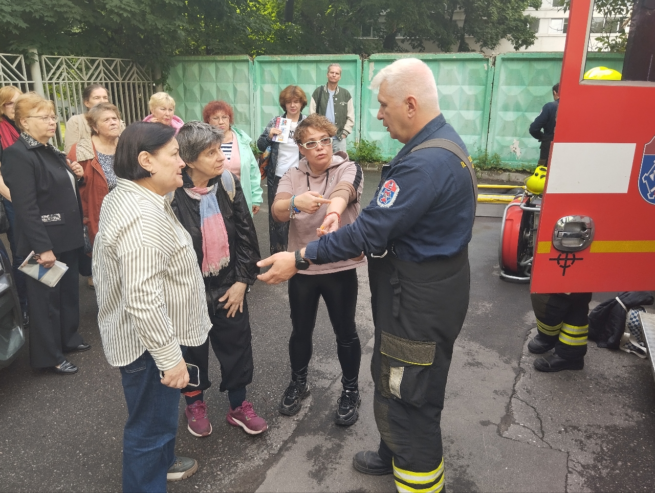 Пожарный проводит лекцию для жителей